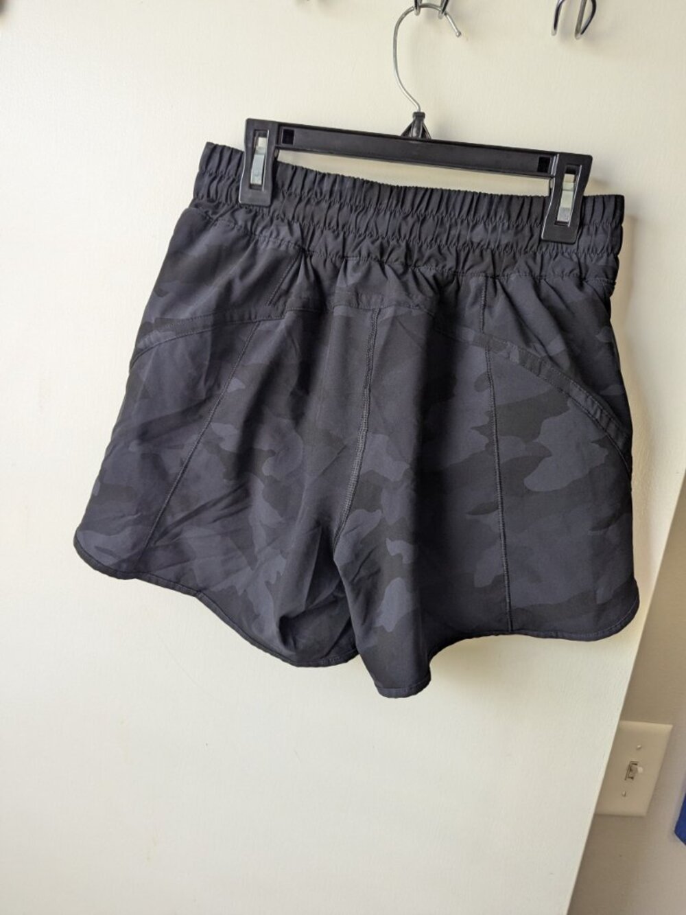 Lululemon Athletica Black Camo Shorts Size 6 - Picture 4 of 7